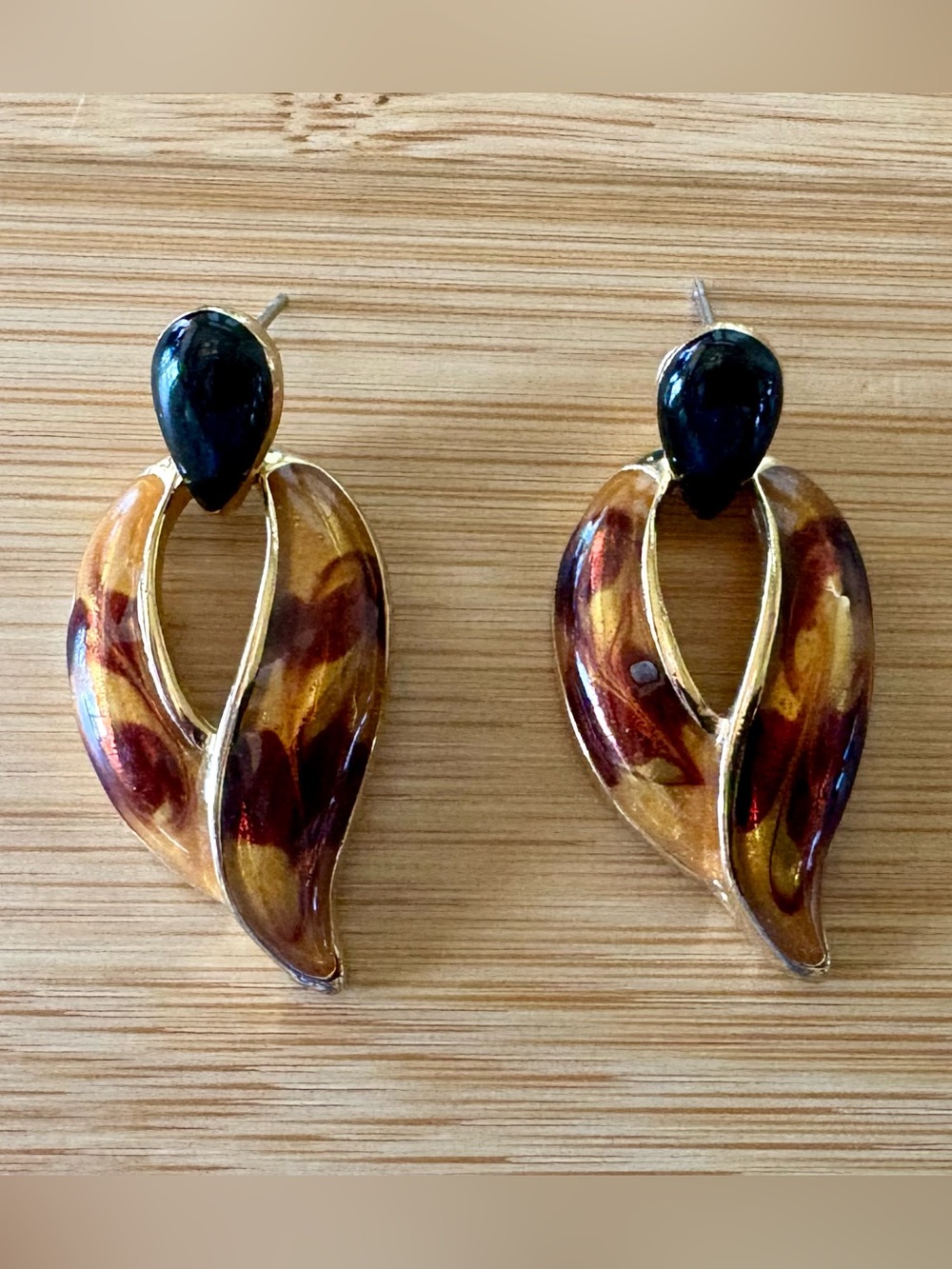 2 Pairs: Vintage Gold Tone Leaf Drop & Gold Hoop Pearl Earrings